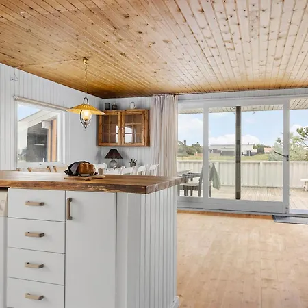 4 Bedroom Beautiful In Prázdninový dům *