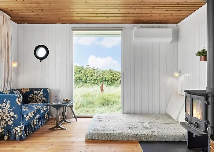 4 Bedroom Beautiful In Semesterbostad Thisted